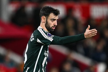 Manchester United takımından Bruno Fernandes 30 Aralık 202 'de Nottingham Forest Manchester United' a karşı City Ground, Nottingham, İngiltere 'de oynanan Premier League maçında takım talimatlarını verdi.