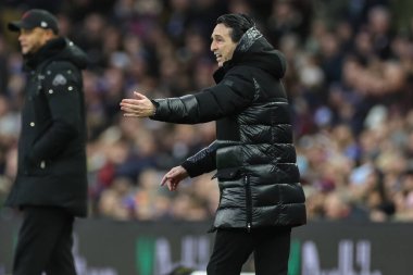 Aston Villa 'nın Unai Emery teknik direktörü 30 Aralık 202' de İngiltere 'nin Birmingham kentinde oynanan Premier League maçında Aston Villa-Burnley maçında tepki gösterdi.