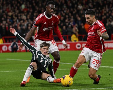 Manchester United takımından Alejandro Garnacho, Nottingham Ormanı 'ndan Gonzalo Montiel' in 30 Aralık 202 'de Nottingham United' ın Manchester United 'a karşı oynadığı Premier League maçında rakibi oldu.