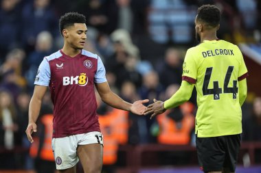Aston Villa 'dan Ollie Watkins ve Burnley' den Hannes Delcroix Premier Lig karşılaşmasında el sıkıştılar. Aston Villa, Burnley 'e karşı Villa Park, Birmingham, İngiltere, 30 Aralık 202