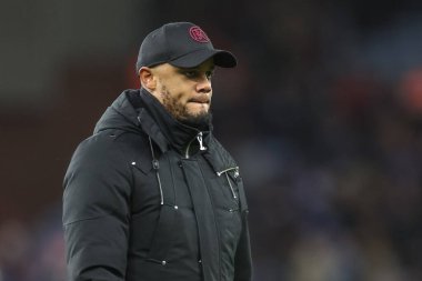 Burnley 'nin kederli bir Vincent Kompany teknik direktörü, 30 Aralık 202' de Birmingham, Birmingham 'da oynanan Premier Lig maçında Aston Villa-Burnley maçında 3-2 kaybettikten sonra soyunma odasına geri dönüyor.