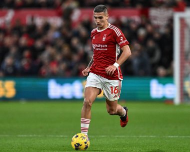 Nottingham Ormanı 'ndan Nicols Domnguez, 30 Aralık 2023' te İngiltere 'nin Nottingham City Ground kentinde oynanan Premier League maçında topu aldı.