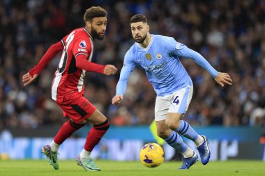 Manchester City 'den Josko Gvardiol # 24 Premier League maçı Manchester City - Sheffield United maçında 30 Aralık 202' de Etihad Stadyumu, Manchester, İngiltere 'de Sheffield United maçında topu Jayden Bogle # 20' den fazla pas attı.