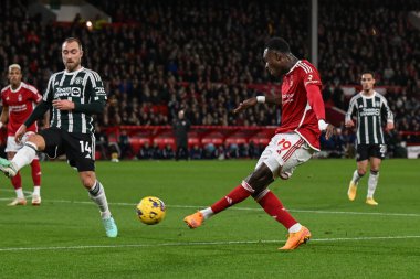 Nottingham Ormanı 'ndan Moussa Niakhat 30 Aralık 2023' te İngiltere 'nin Nottingham City Ground kentinde oynanan Premier League maçı sırasında topu çaprazlıyor.