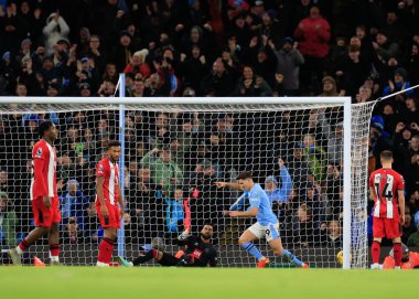 Manchester City 'den Julin Ivarez 30 Aralık 2023' te Etihad Stadyumu 'nda Manchester City ile Sheffield United arasında oynanan Premier League maçında Manchester City' e 2-0 'lık galibiyet golünü kutluyor.