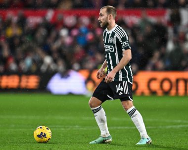 Manchester United takımından Christian Eriksen, 30 Aralık 202 'de İngiltere' nin Nottingham City Ground kentinde oynanan Premier League maçında topu düşürdü.