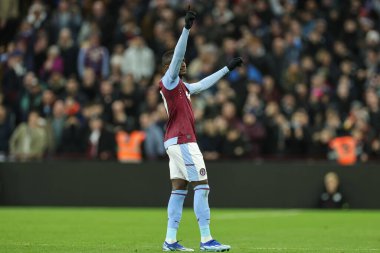 Aston Villa 'dan Moussa Diaby, 30 Aralık 202' de İngiltere 'nin başkenti Birmingham' da oynanan Premier Lig maçında Aston Villa-Burnley maçında golü attıktan sonra 2-1 kazanma hedefini kutluyor.