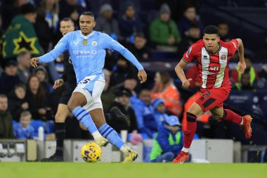 Manchester City 'den Manuel Akanji # 25 Premier League maçında William Osula # 32 Sheffield United' ın baskısı altında topu geçiyor Manchester City - Sheffield United maçında, Etihad Stadyumu, Manchester, İngiltere, 30 Aralık 202