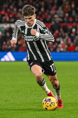 Manchester United takımından Alejandro Garnacho, 30 Aralık 202 'de İngiltere' nin Nottingham City Ground kentinde oynanan Premier League maçında topu aldı.