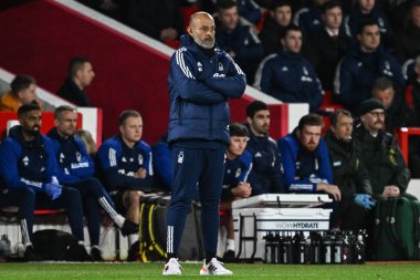 Nottingham Ormanı 'nın Nuno Esprito Santo Müdürü 30 Aralık 2023' te İngiltere 'nin Nottingham City Ground kentinde oynanan Premier League maçında Nottingham Forest' a karşı Manchester United maçına bakıyor.