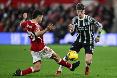 Manchester United takımından Alejandro Garnacho, Nottingham Ormanı 'ndan Gonzalo Montiel' in 30 Aralık 202 'de Nottingham United' a karşı oynadığı Premier League maçı sırasında atlıyor.