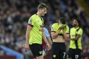 Burnley 'li Sander Berge, 30 Aralık 202' de İngiltere 'nin Birmingham kentinde oynanan Premier League maçında Aston Villa-Burnley maçında ikinci bir sarı kart aldıktan sonra karşı çıktı.