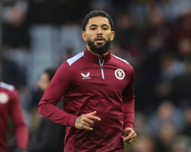 Aston Villa 'dan Douglas Luiz Premier Lig maçı sırasında İngiltere' nin Birmingham kentinde oynanan Villa-Burnley maçında ısınma turunda...