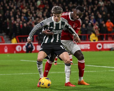 Manchester United takımından Alejandro Garnacho, Nottingham Ormanı 'ndan Moussa Niakhat' ı 30 Aralık 2023 'te Nottingham Forest Manchester United' a karşı oynadığı Premier League maçında durdurdu.