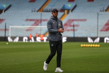 Burnley takımının menajeri Vincent Kompany, 30 Aralık 202 'de İngiltere' de oynanan Premier Lig maçı sırasında Villa Park, Birmingham 'da Aston Villa' ya karşı Burnley maçına geldi.