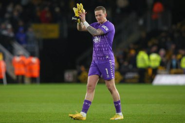 Everton 'dan Jordan Pickford 30 Aralık 202' de Molineux, Wolverhampton, İngiltere 'de oynanan Premier League maçından sonra gezgin taraftarları alkışlıyor.