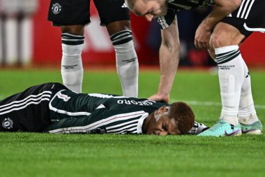 Manchester United takımından Marcus Rashford, 30 Aralık 202 'de İngiltere' nin Nottingham City Ground kentinde oynanan Premier League maçında sakatlanarak yerde yatıyor.