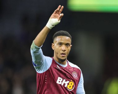 Aston Villa takımından Ezri Konsa, 30 Aralık 202 'de Birmingham, Villa Park' ta oynanan Premier Lig karşılaşmasında taraftarlarına el sallıyor.