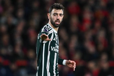 Manchester United takımından Bruno Fernandes 30 Aralık 202 'de Nottingham Forest Manchester United' a karşı City Ground, Nottingham, İngiltere 'de oynanan Premier League maçında takım talimatlarını verdi.
