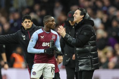 Aston Villa 'nın Unai Emery teknik direktörü Aston Villa' dan Moussa Diaby, 30 Aralık 202 'de Birmingham, Birleşik Krallık' ta oynanan Premier Lig maçında Aston Villa-Burnley maçında attığı golle ilgili VAR kararı için bekliyor.