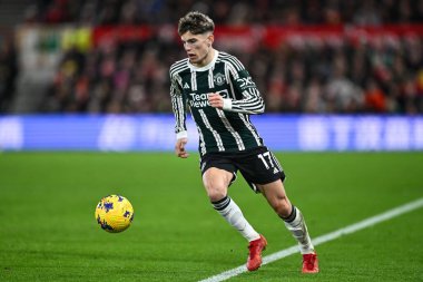 Manchester United takımından Alejandro Garnacho, 30 Aralık 202 'de İngiltere' nin Nottingham City Ground kentinde oynanan Premier League maçında topu aldı.