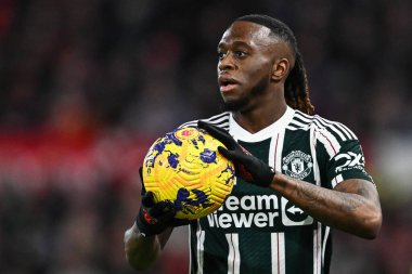 Manchester United takımından Aaron Wan-Bissaka 30 Aralık 202 'de İngiltere' nin Nottingham şehrinde oynanan Premier League maçında Nottingham Forest 'a karşı Manchester United maçında bir atış yapmaya hazırlanıyor.
