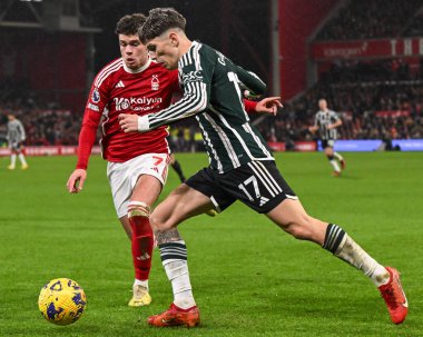 Manchester United takımından Alejandro Garnacho, 30 Aralık 202 'de İngiltere' nin Nottingham City Ground kentinde oynanan Premier League maçında topu aldı.