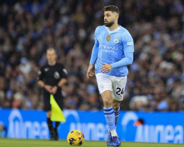 Manchester City ile Sheffield United 'ın 30 Aralık 202' de Etihad Stadyumu 'nda oynanan Premier League maçında topu Manchester City' den Josko Gvardiol # 24 kontrol ediyor.