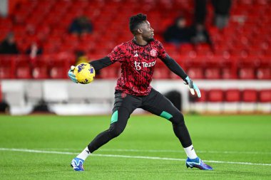 Manchester United takımından Andr Onana Premier Lig karşılaşması öncesinde Nottingham Forest Manchester United 'a karşı City Ground, Nottingham, İngiltere' de 30 Aralık 2023 'te oynanan maç öncesi ısınma maçında