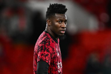 Manchester United takımından Andr Onana, 30 Aralık 2023 'te İngiltere' nin Nottingham City Ground kentinde oynanan Premier League maçı öncesi ısınma maçında Nottingham Forest ile Manchester United karşı karşıya geldi.