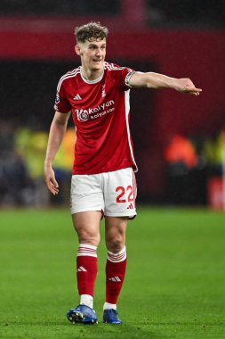 Nottingham Ormanı 'ndan Ryan Yates 30 Aralık 202' de İngiltere 'nin Nottingham City Ground kentinde oynanan Premier League maçında takım talimatlarını verdi.