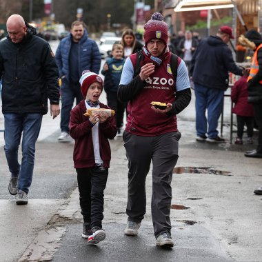 Aston Villa taraftarları, 30 Aralık 202 'de Birmingham, Birmingham' da oynanan Premier League maçında Villa Villa-Burnley maçında Villa Park 'a giderken bir şeyler atıştırdılar.
