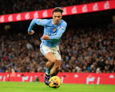 Manchester City 'den Jack Grealish 30 Aralık 202' de Etihad Stadyumu 'nda Manchester City ile Sheffield United arasındaki Premier League maçında topu kovalıyor.