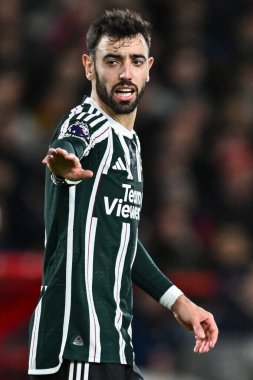 Manchester United takımından Bruno Fernandes 30 Aralık 202 'de Nottingham Forest Manchester United' a karşı City Ground, Nottingham, İngiltere 'de oynanan Premier League maçında takım talimatlarını verdi.