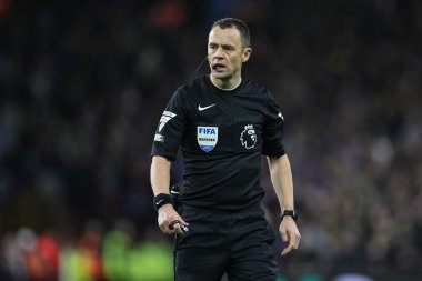 Hakem Stuart Attwell Premier Lig karşılaşmasında Aston Villa ve Burnley Villa Park, Birmingham, İngiltere, 30 Aralık 202