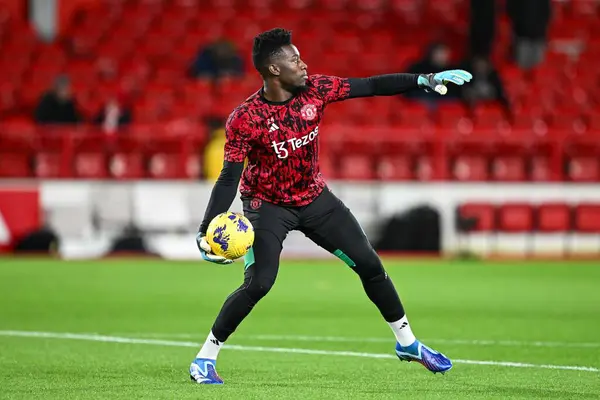 Andr Onana Manchesteru United Podczas Rozgrzewki Przed Meczem Premier League — Zdjęcie stockowe