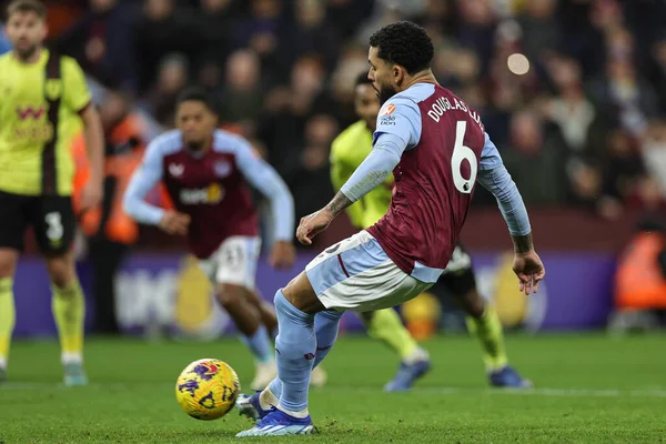 Douglas Luiz Aston Villa Segna Una Penalità Durante Partita Premier — Foto Stock