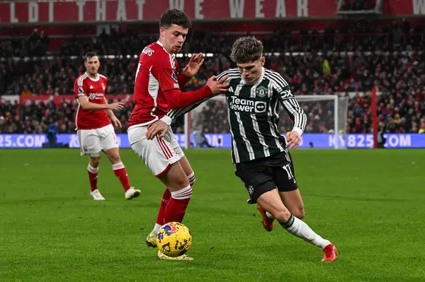 Manchester United takımından Alejandro Garnacho, Nottingham Ormanı 'ndan Neco Williams' ı 30 Aralık 202 'de Manchester United' a karşı Premier League maçında geçti.