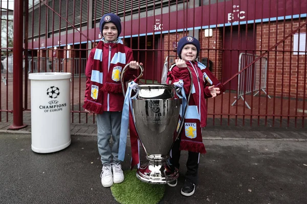 Två Unga Villa Fans Tände Champions League Trophy Premier League — Stockfoto