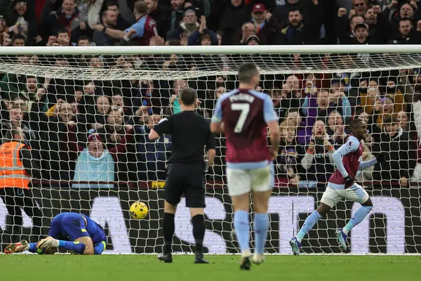 Aston Villa takımından Moussa Diaby, 30 Aralık 202 'de İngiltere' nin Birmingham kentinde oynanan Premier Lig maçında Aston Villa-Burnley maçında 2-1 berabere kaldı.