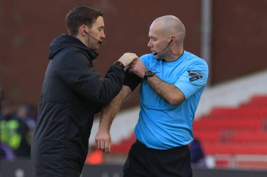 Oyunun hakemi Paul Tierney, 6 Ocak 2024 tarihinde İngiltere 'nin Bet365 Stadyumu Stoke-on-Trent kentindeki Stoke City ve Hove Albion maçında oynanan Emirlikler Kupası 3. tur karşılaşmasında haberleşme ekipmanlarını tamir ettirirken durduruldu.