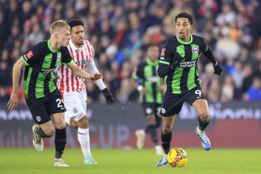 Brighton & Hove Albion takımından Joao Pedro, 6 Ocak 2024 tarihinde Birleşik Krallık 'ın Bet365 Stadyumu' nda oynanan ve Stoke City ile Brighton ve Hove Albion 'a karşı oynanan üçüncü tur karşılaşmasında saldırıya uğradı.