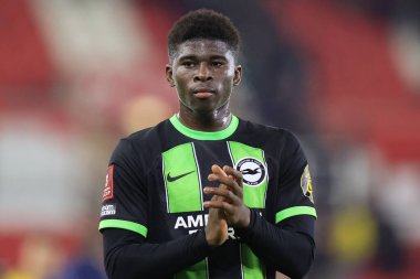 Brighton & Hove Albion 'dan Carlos Baleba, 6 Ocak 202' de İngiltere 'nin Bet365 Stadyumu' nda oynanan ve Stoke City 'nin Brighton ve Hove Albion' a karşı oynadığı üçüncü tur karşılaşmasının sonunda taraftarları alkışlıyor.