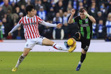 Stoke City 'den Bae Jun-Ho ve Brighton & Hove Albion' dan Billy Gilmour, 6 Ocak 202 'de Birleşik Krallık' ın Bet365 Stadyumu 'nda oynanan Emirlikler Kupası üçüncü tur karşılaşmasında top için Stoke City ve Brighton ve Hove Albion' a karşı mücadele etti.