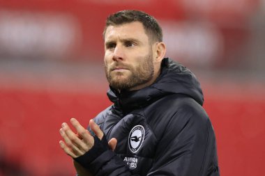 Brighton & Hove Albion 'dan James Milner, 6 Ocak 202' de İngiltere 'nin Bet365 Stadyumu' nda oynanan ve Stoke City 'nin Brighton ve Hove Albion' a karşı oynadığı üçüncü tur karşılaşmasının sonunda taraftarları alkışlıyor.