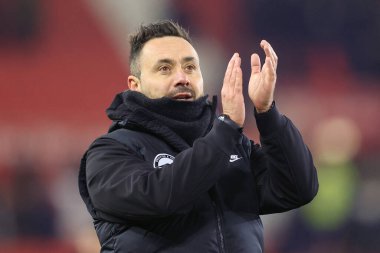 Brighton & Hove Albion teknik direktörü Roberto De Zerbi, 6 Ocak 202 'de İngiltere' nin Bet365 Stadyumu, Stoke-on-Trent, Stoke-Trent, İngiltere 'de oynanan üçüncü tur karşılaşmasında Emirates FA Kupası taraftarlarını alkışlıyor.