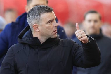 Stoke City teknik direktörü Steven Schumacher, 6 Ocak 202 'de Birleşik Krallık' ın Bet365 Stadyumu 'nda oynanan ve Stoke City' nin Brighton ve Hove Albion 'a karşı oynadığı üçüncü tur Emirates FA Kupası karşılaşması için kazı alanına yürür.