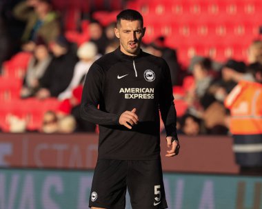 Brighton & Hove Albion takımından Lewis Dunk, 6 Ocak 202 'de Birleşik Krallık' ın Bet365 Stadyumu 'nda oynanan ve Stoke City' nin Brighton ve Hove Albion 'a karşı oynadığı üçüncü turda oynanacak olan Emirates FA Kupası karşılaşması öncesinde oynanacak ısınma turunda görülüyor.