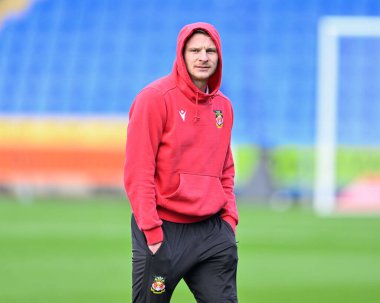 Wrexham 'dan Paul Mullin, 7 Ocak 202' de Croud Meadow, Shrewsbury, Birleşik Krallık 'ta oynanan Emirates FA Cup üçüncü tur karşılaşmasında sahayı teftiş ediyor.