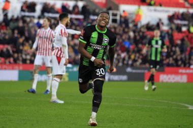 Brighton & Hove Albion 'dan Pervis Estupinan, 6 Ocak 202' de İngiltere 'nin Bet365 Stadyumu' nda oynanan Emirlikler FA Kupası üçüncü tur karşılaşmasında 1-1 'lik skoru kutluyor.